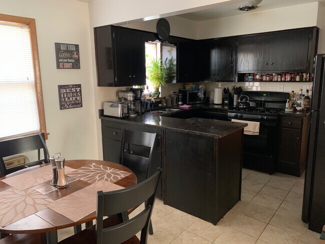 Foto del edificio - 6600 W Devon Ave