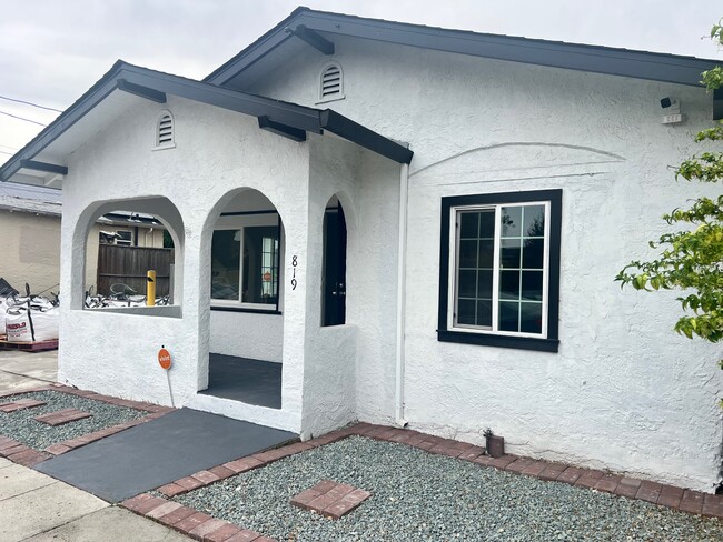 Building Photo - 819 W 9th St