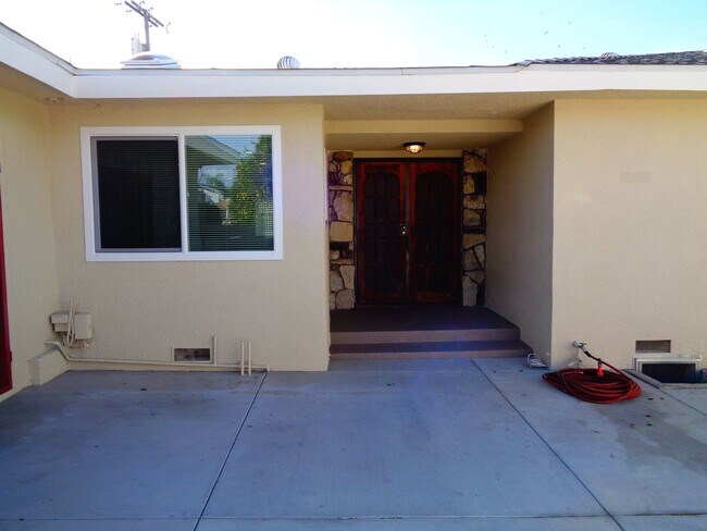 Building Photo - 4 Bedroom 2.5 Bath House with a POOL for R...