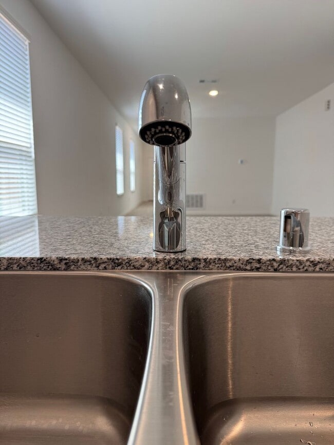 Foto del edificio - BRAND NEW - NEVER LIVED IN 4 bedroom - 2 1/2 bath in The Pines at Seven Coves