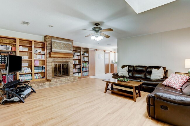 Foto del edificio - Spacious home on 1/3 of an acre w/ BONUS F...