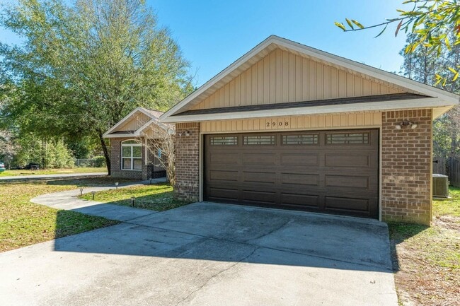 Building Photo - 4 bedroom 2 bathroom