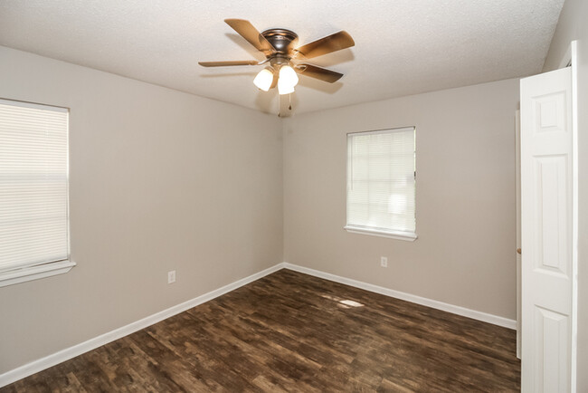Foto del edificio - 7015 Russwood Ln E