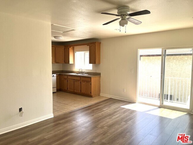 Foto del edificio - 1256 W 25th St