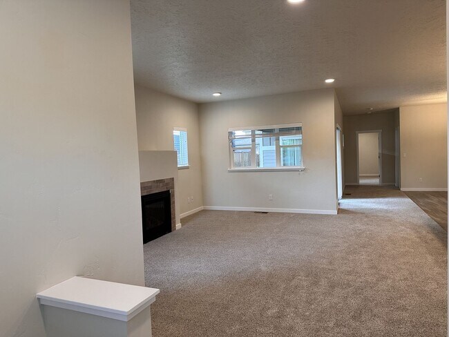 Building Photo - 742 NE Union Loop