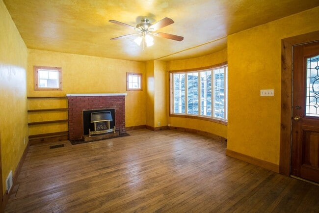 Building Photo - 4 bed/ 3 bath University Rental House ($3,...