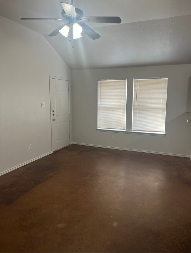 Foto del edificio - 7802 Downe Dr