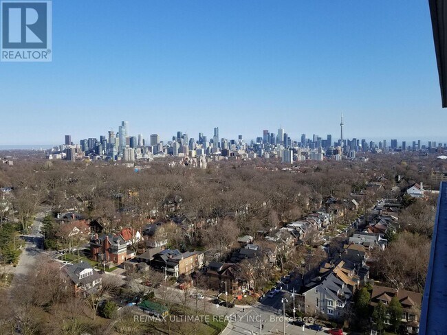 Photo du bâtiment - 501 St Clair Ave W
