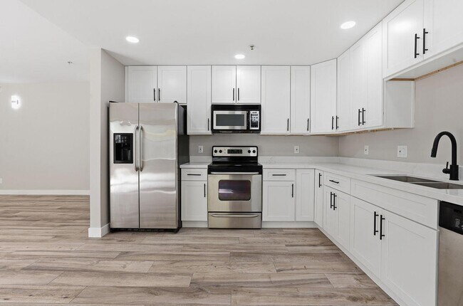 Building Photo - 1111 W University Dr