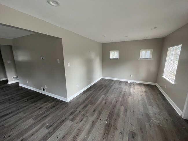 Foto del edificio - Rehabbed Spacious 2 BR/1BA House - Northwoods