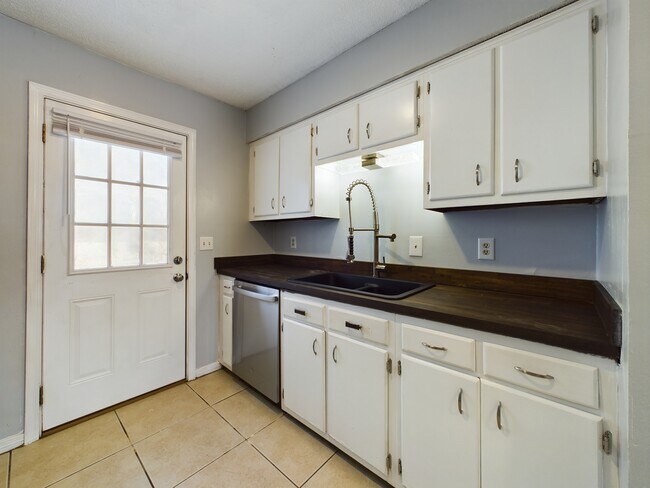 Building Photo - 3375 Green Briar Cir