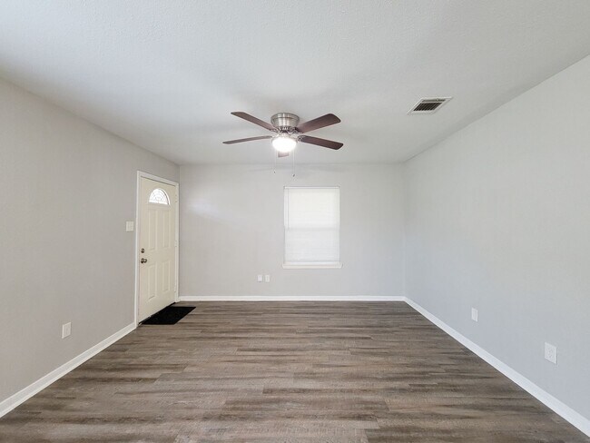 Foto del edificio - BEAUTIFUL REMODELED 3 BEDOOM LEASE HOME