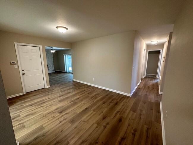Foto del edificio - Beautiful 4 Bedroom, 2 Bath Single Story Home