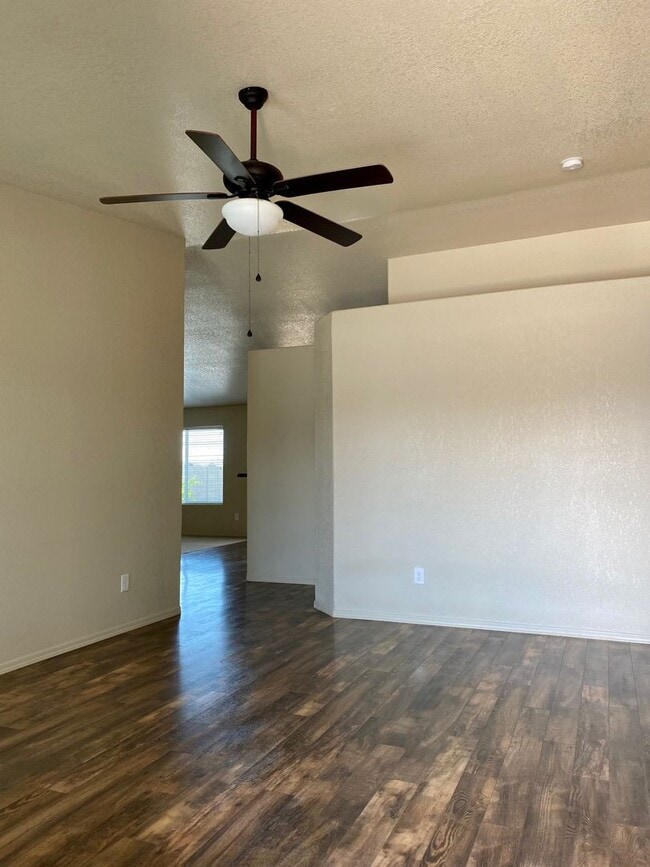 Building Photo - SAGUARO POOL HOME* MOVE-IN READY!