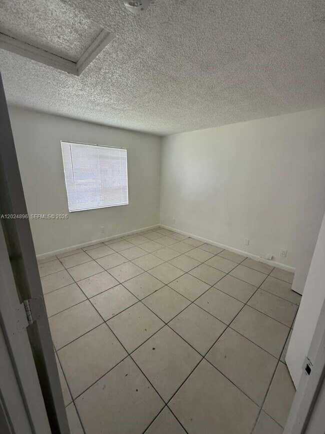Foto del edificio - 6921 Pembroke Rd