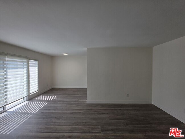 Foto del edificio - 7972 Norton Ave