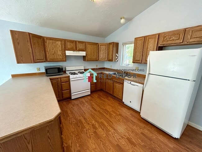 Foto del edificio - Spacious 3 Bed / 2 Bath Home with Finished...