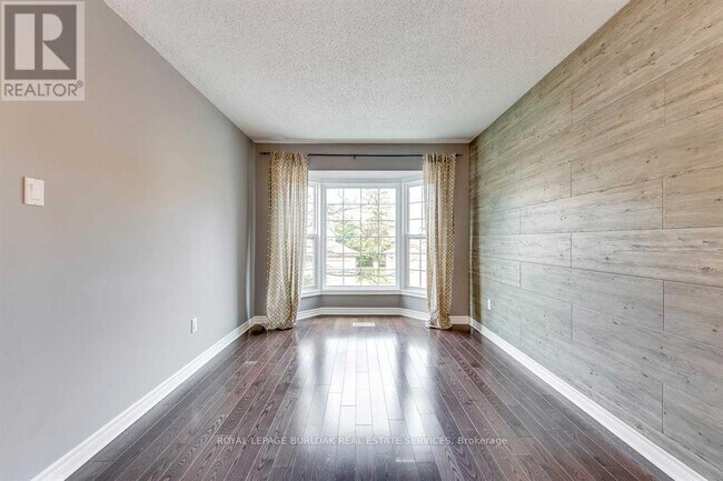 Building Photo - 2272-2272 Mowat Ave