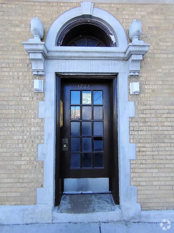 Building Photo - 1701 W North Shore Ave