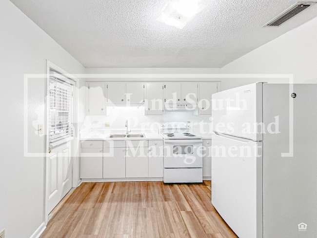 Building Photo - 318 Ariana St