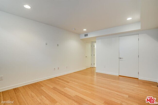 Foto del edificio - 2 br, 2.5 bath Condo - 10366 Wilshire Blvd...