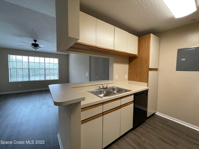 Foto del edificio - 7667 N Wickham Rd