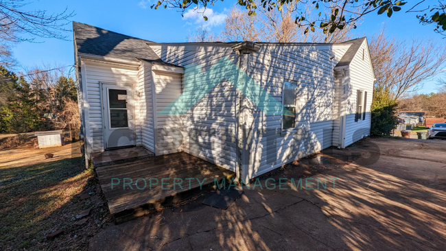 Building Photo - 2213 Cypress St