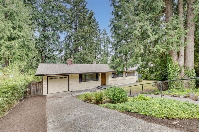 Foto del edificio - Spacious 3 bed 2.5 bath in Eastgate neighborhood.