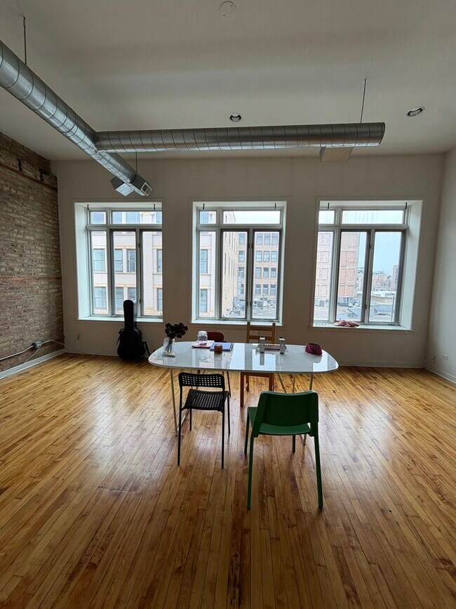 Foto del edificio - 1270 N Milwaukee Ave