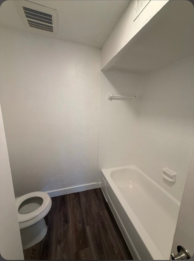 Building Photo - 4444 Victory Dr