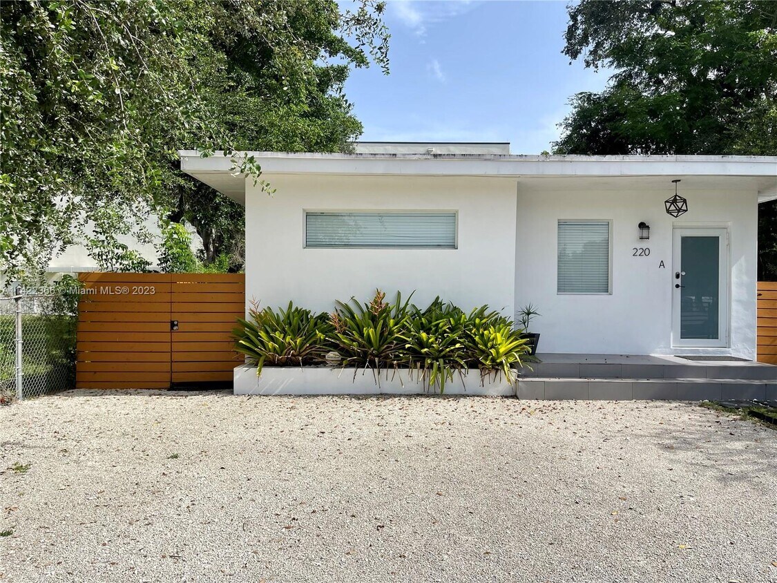 Foto principal - 220 NW 47th St