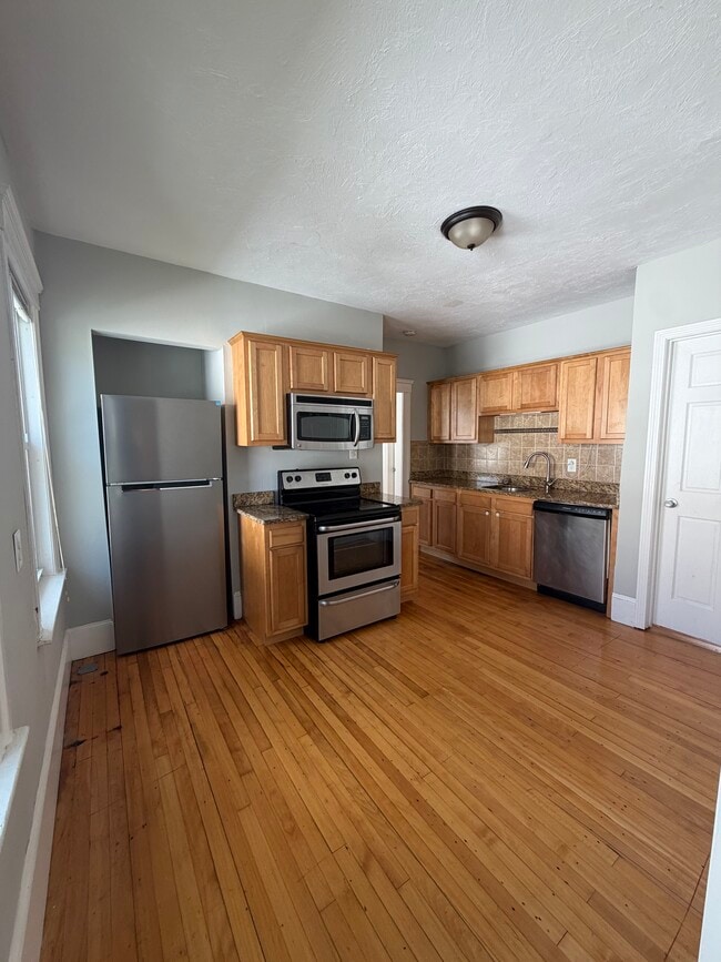Building Photo - 135 June St