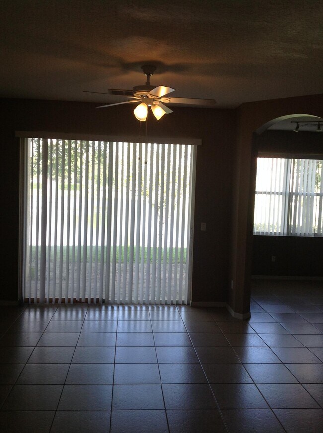Building Photo - 1510 Seminole Palms Dr