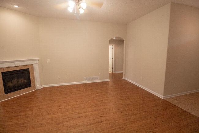 Foto del edificio - 7002 Madison Creek Dr