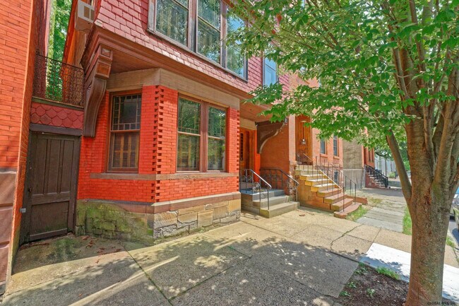 Building Photo - 150 2nd St