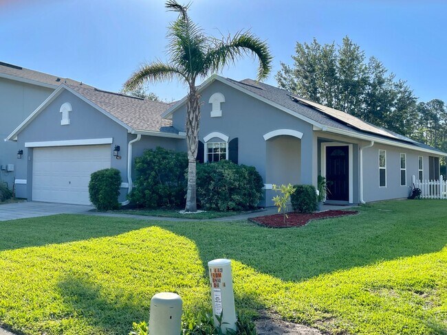Building Photo - Lovely home is located on the edge of a be...