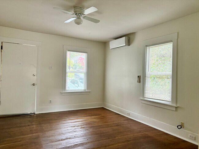 Building Photo - Charming Green Lake Home