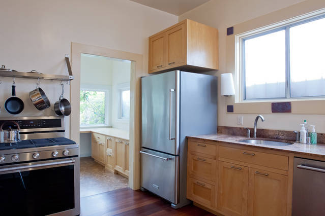 Cocina totalmente nueva con encimeras de granito y electrodomésticos de acero inoxidable. - 2755 Sutter Street