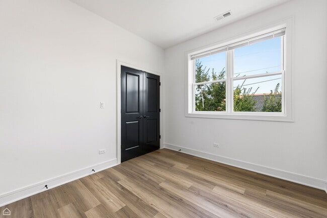 Foto del edificio - 3902 S Lake Park Ave