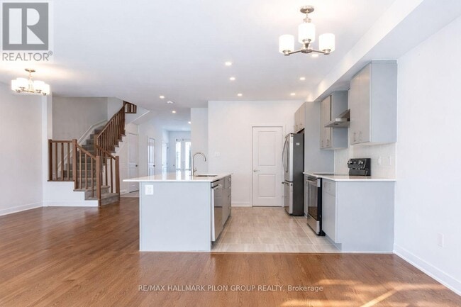 Building Photo - 327 Broadridge Cres