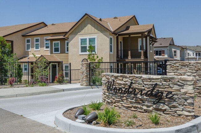 Building Photo - Desirable 3 bedroom Condo in a Gated Commu...