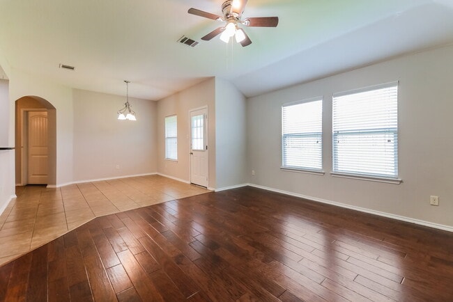 Building Photo - 2116 Meadow View Dr