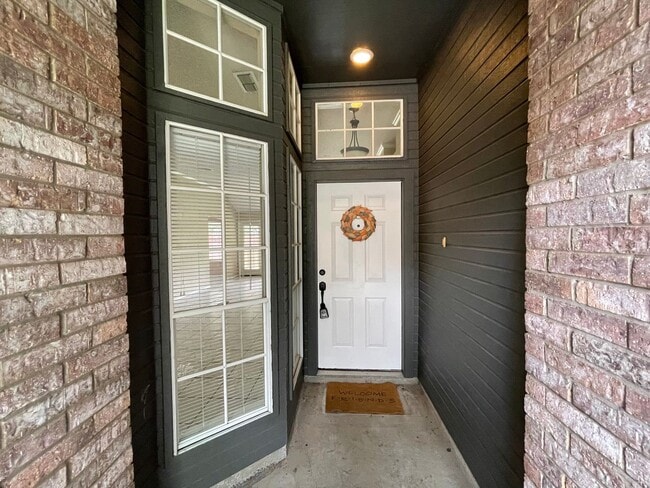 Building Photo - Spacious Living, Perfect Location!