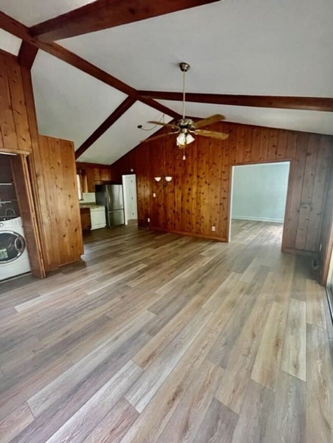 Foto del edificio - Classic 3 bedroom 1 1/2 bath ranch with gr...