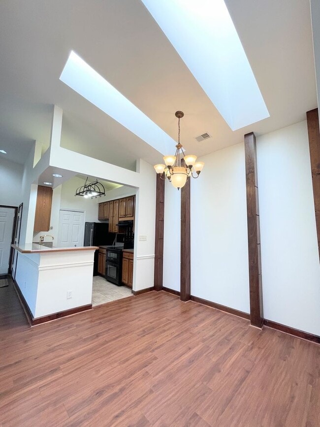 Building Photo - 2 Bedroom 2 Bathroom Penthouse Condo In Si...