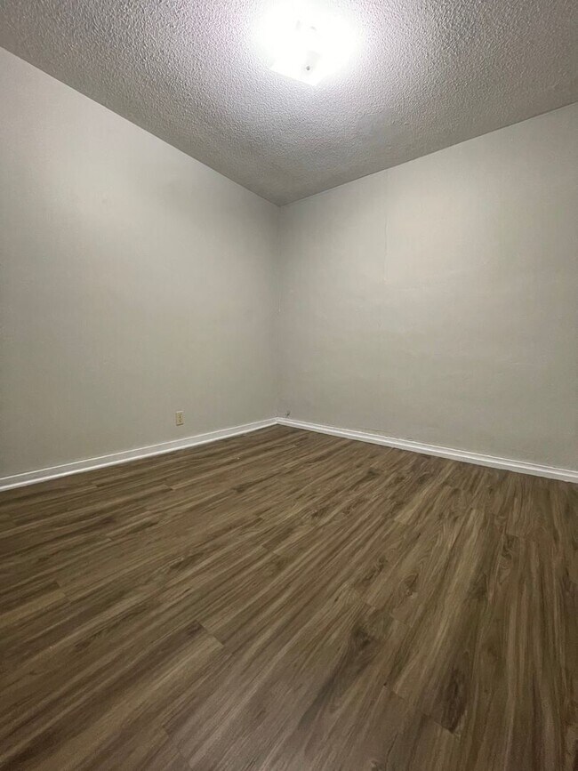Building Photo - Cozy Home