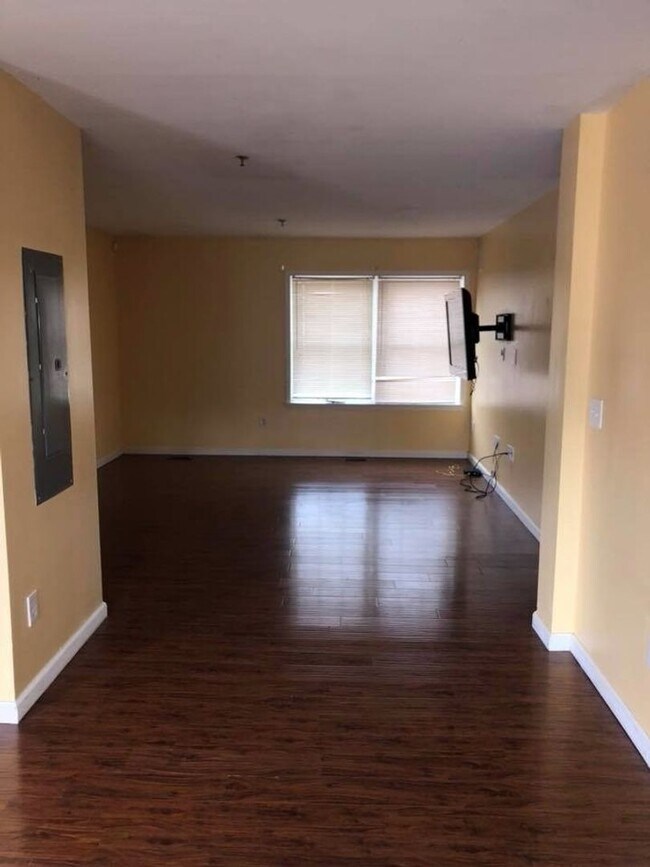 Building Photo - Huge 3 Bedroom 2 Bathroom Garden Apartment