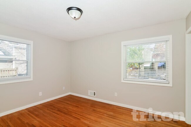 Foto del edificio - 1420 Boone Ave N