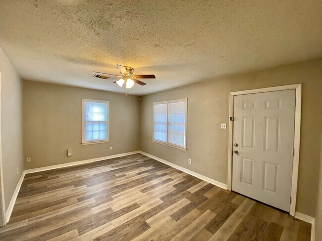 Foto del edificio - Updated 2 Bedroom Home Ready Now!