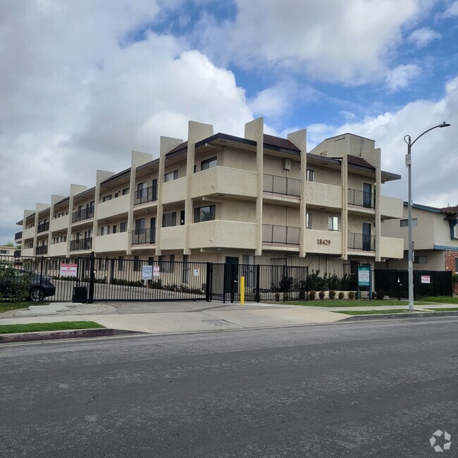 Building Photo - 37 unit building close to CSUN!